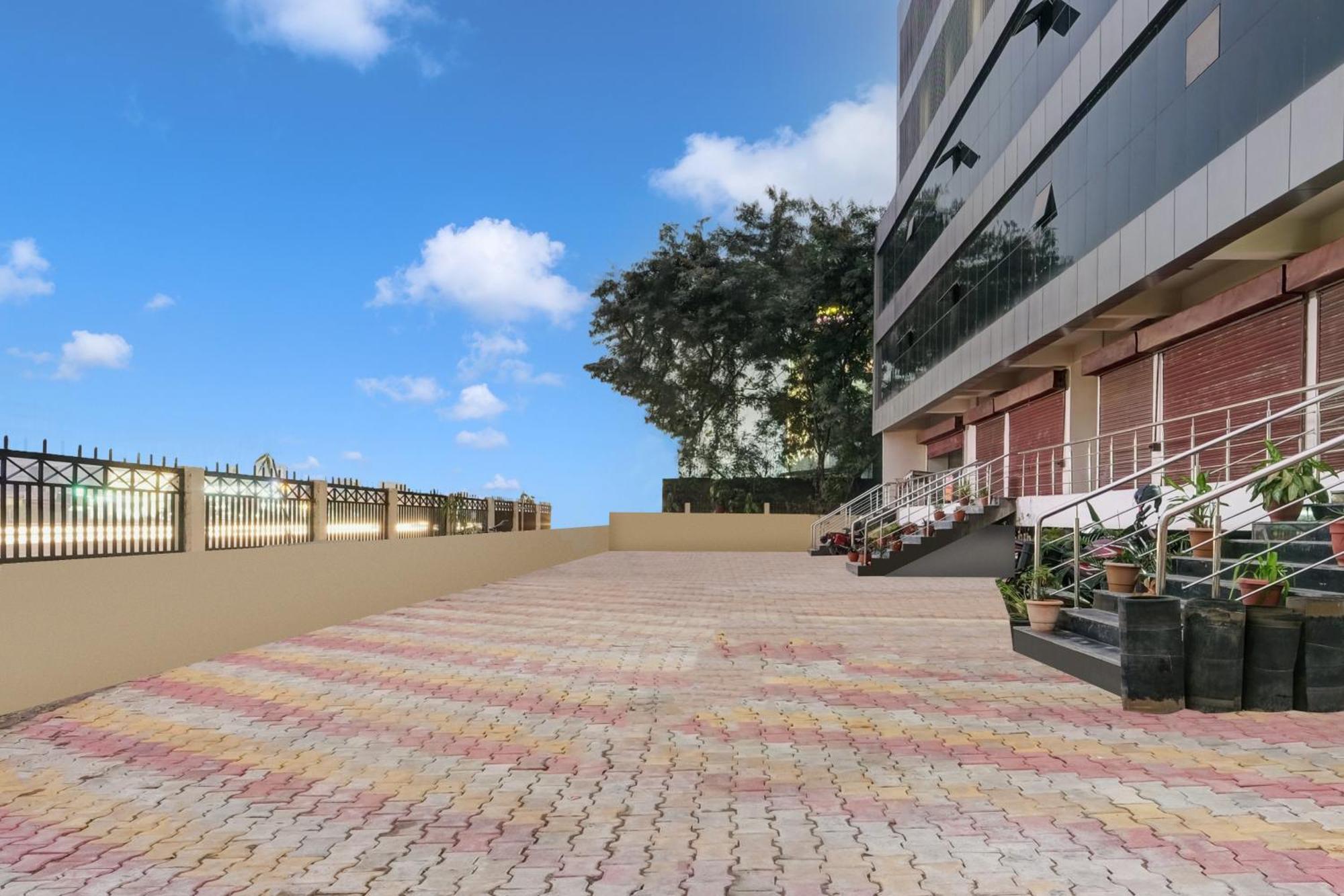 Townhouse Oak Sarusajai Stadium Dispur Bagian luar foto